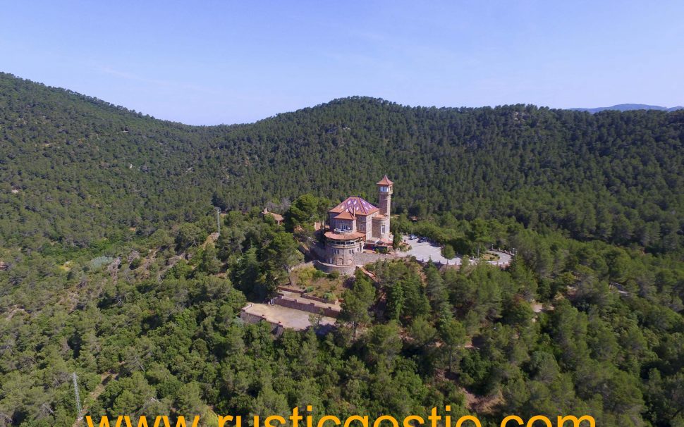 Finca rústica amb gran torre a Viladecavalls (Vallès Occidental)