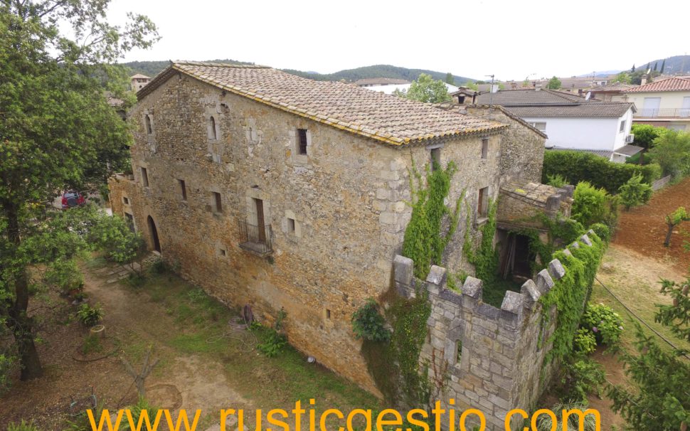 Finca rústica amb masia a Serinyà (Girona)