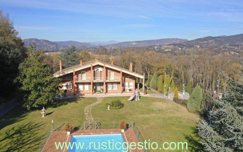 Finca rústica amb 3 habitatges a Orís (Osona)