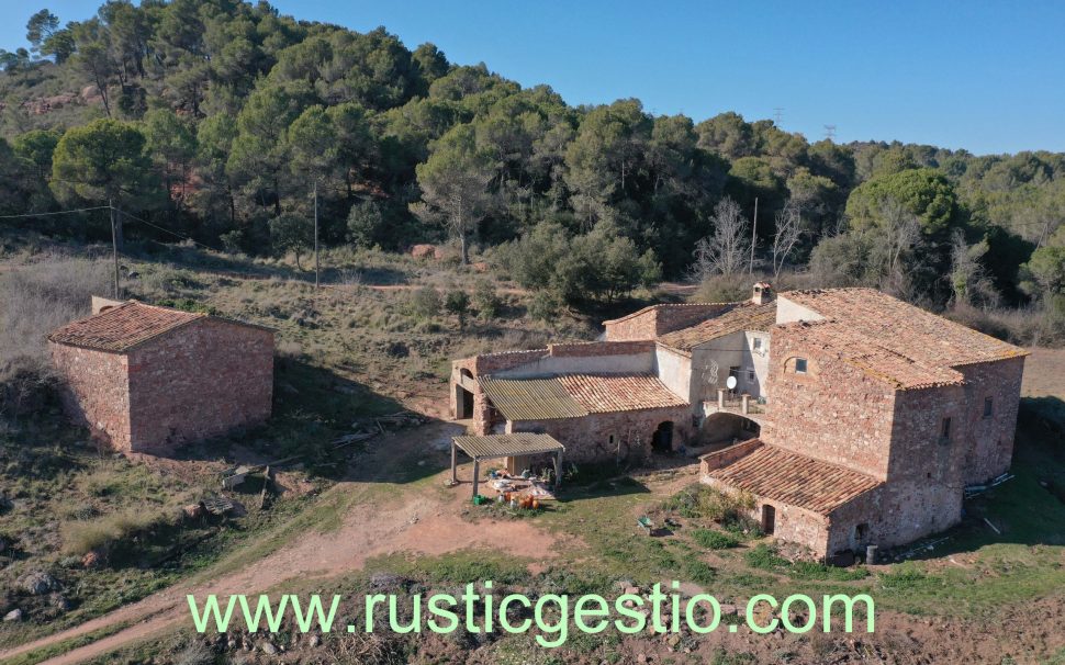 Finca rústica amb masia a Sant Llorenç Savall (Vallès Occidental)