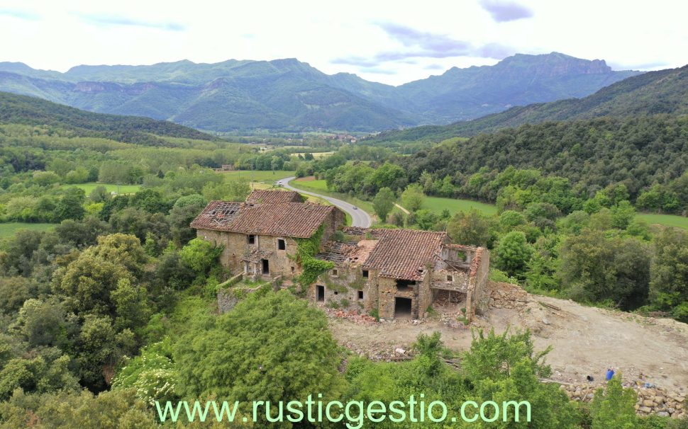 Finca rústica amb masia a La Vall d’en Bas (Garrotxa)