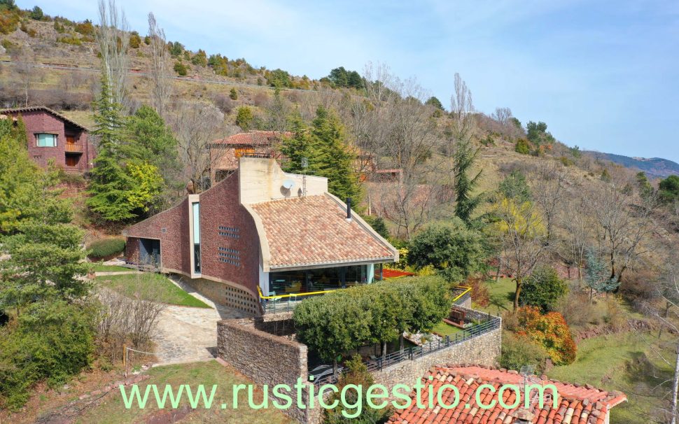 Casa de poble de disseny a Castellar de N’Hug (Berguedà)