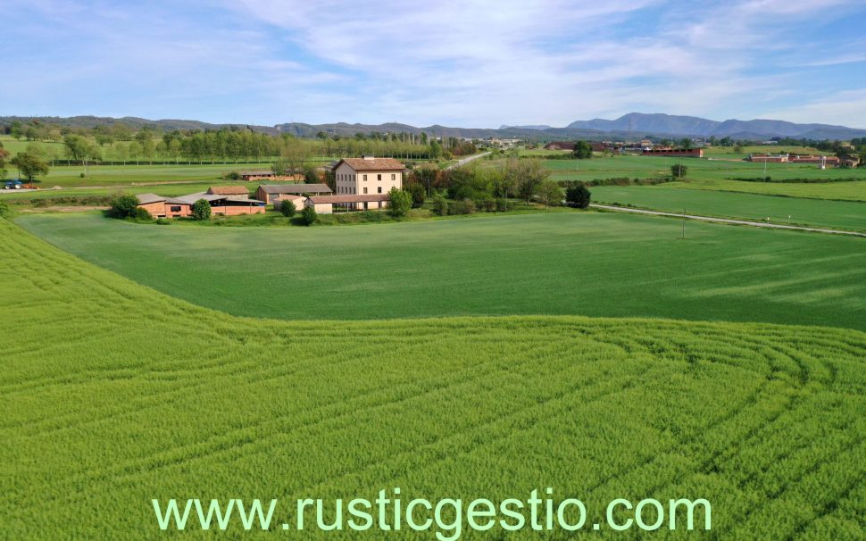 Finca rústica amb masia a Tavèrnoles-Vic (Osona)