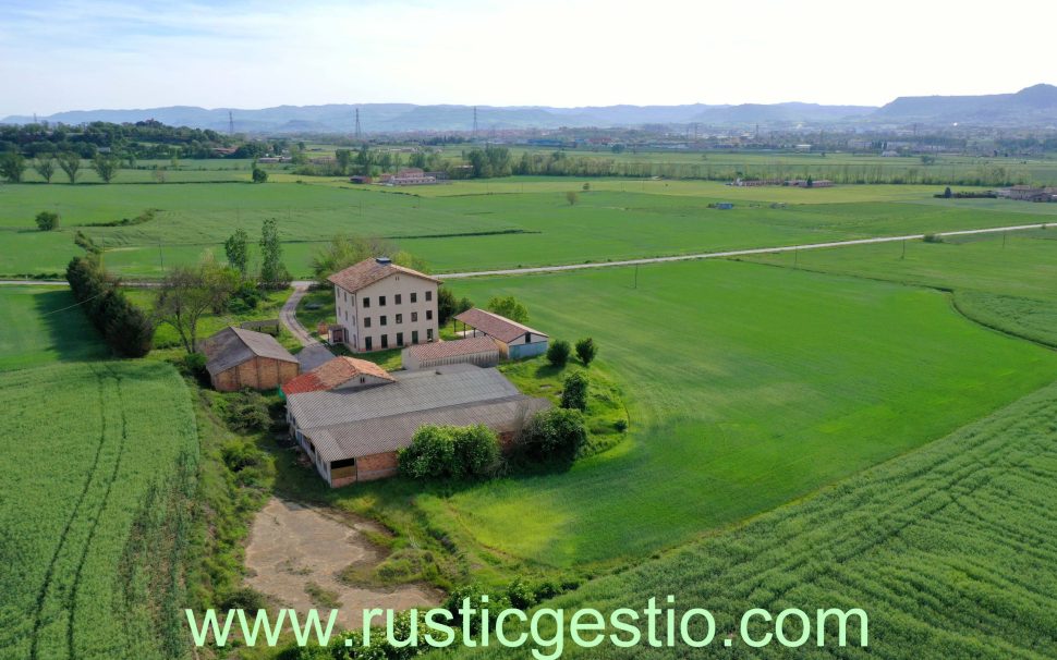 Finca rústica amb masia a Tavèrnoles-Vic (Osona)