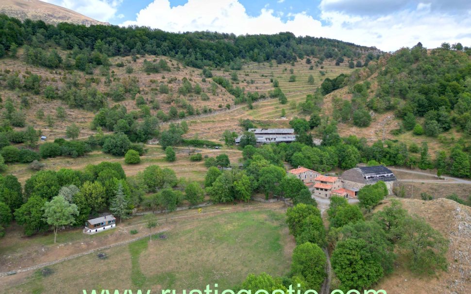 Finca rústica amb masia a Ogassa (Ripollès/Girona)