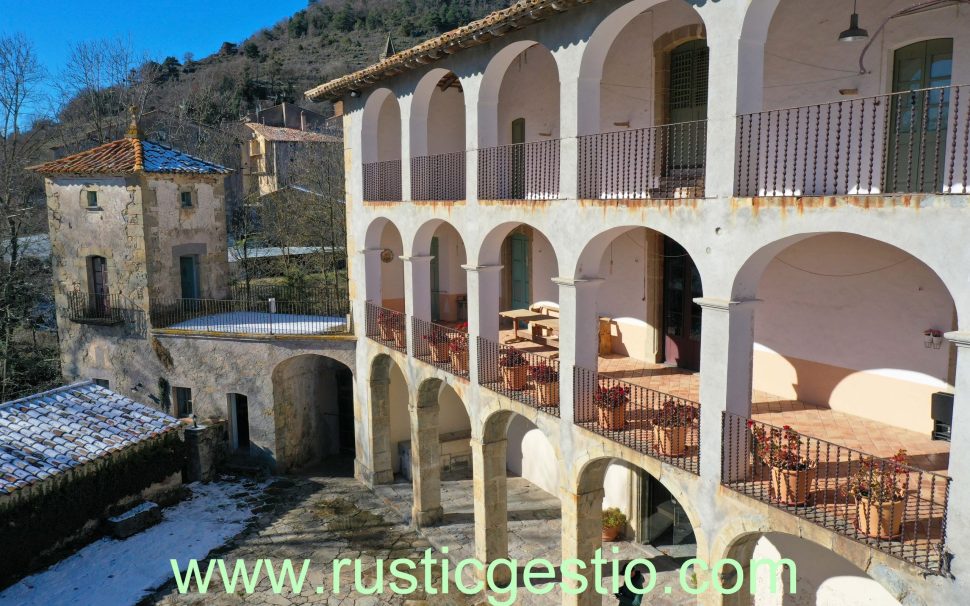 Finca rústica amb casa pairal a Vidrà (Osona)