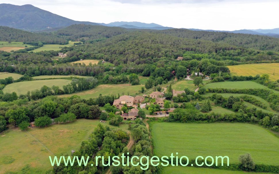 Finca rústica con 3 masías de turismo rural en Crespià (Pla de l’Estany)
