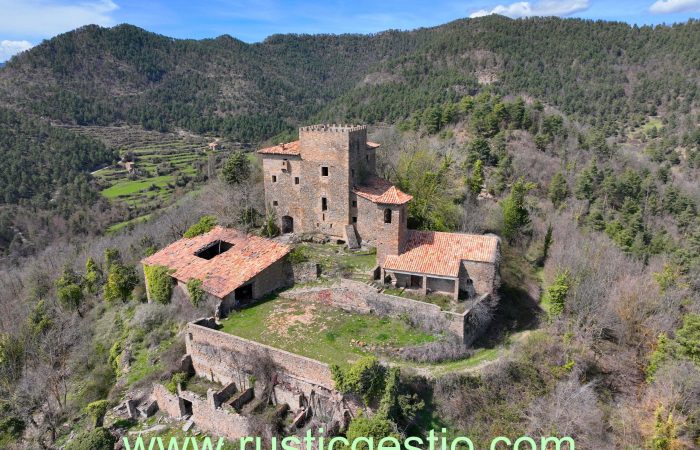 Finca rústica con Castillo y varias masías en Les Llosses (Ripollès)