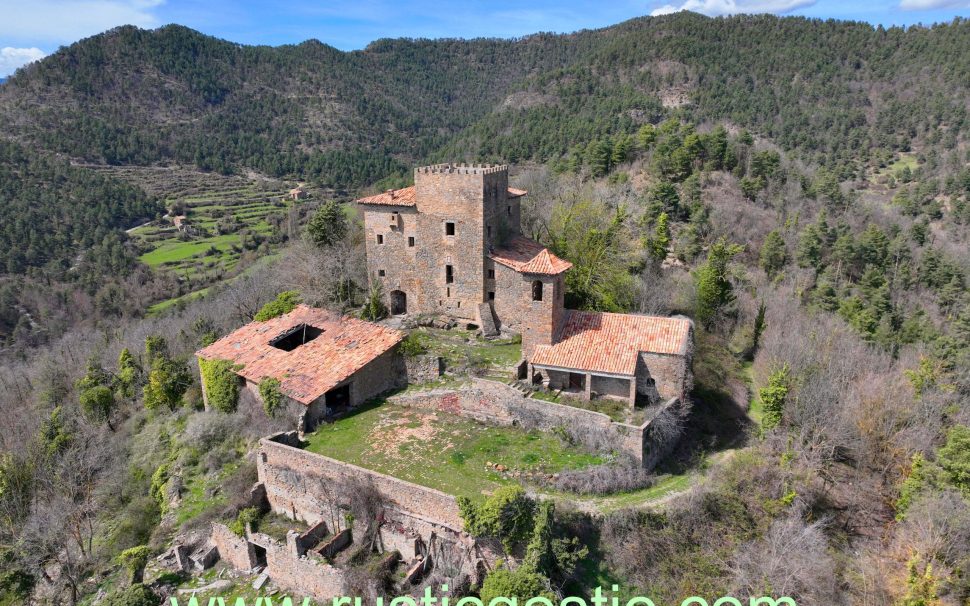 Finca rústica amb Castell i diverses masies a Les Llosses (Ripollès)