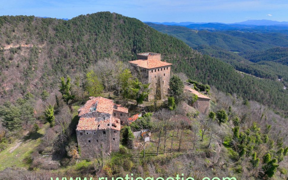 Finca rústica con Castillo y varias masías en Les Llosses (Ripollès)