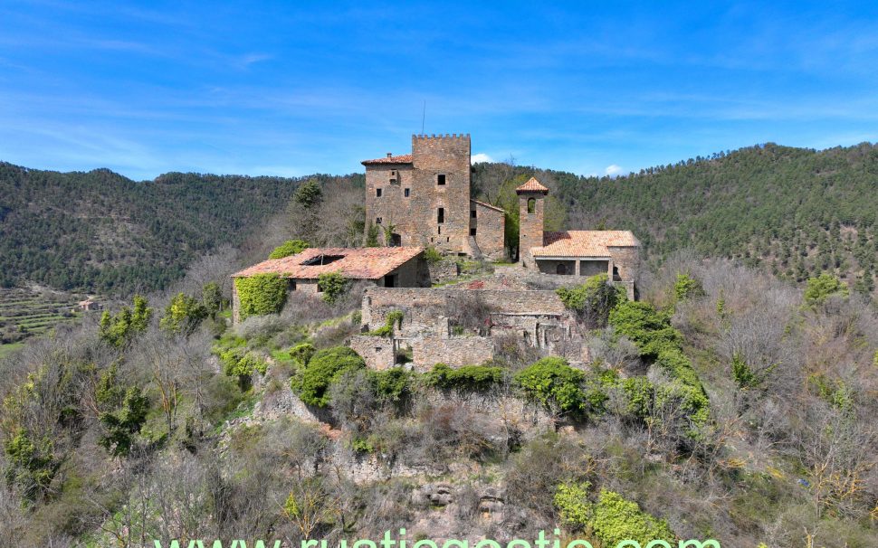 Finca rústica amb Castell i diverses masies a Les Llosses (Ripollès)