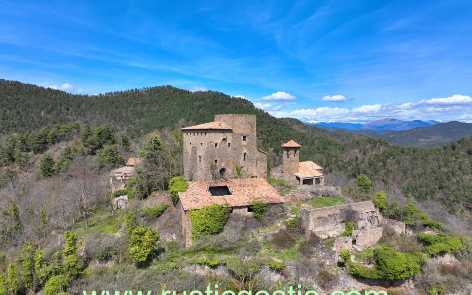 Finca rústica con Castillo y varias masías en Les Llosses (Ripollès)