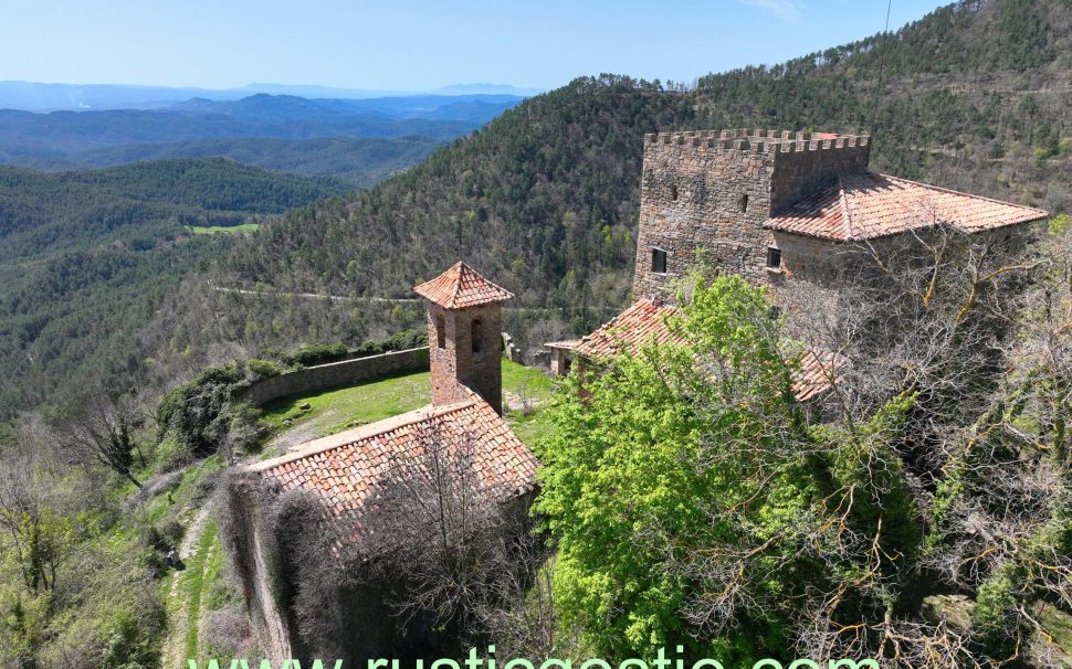 Finca rústica amb Castell i diverses masies a Les Llosses (Ripollès)