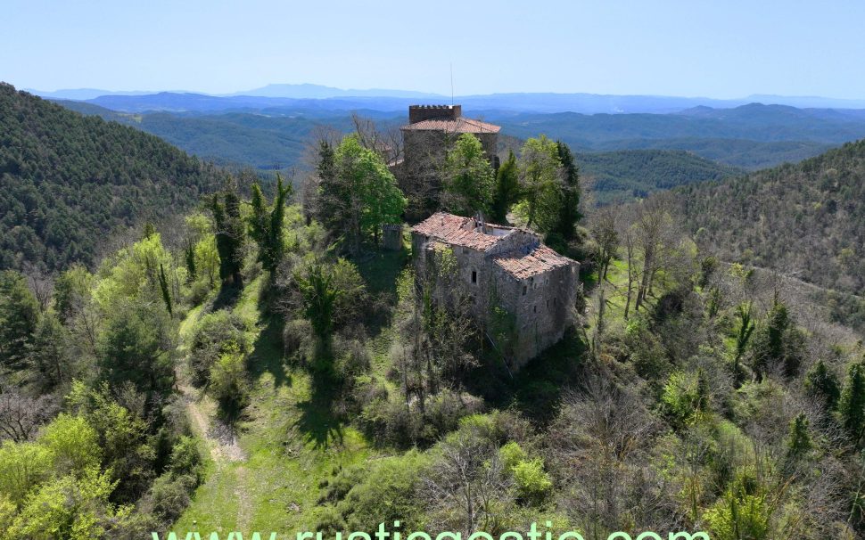 Finca rústica amb Castell i diverses masies a Les Llosses (Ripollès)