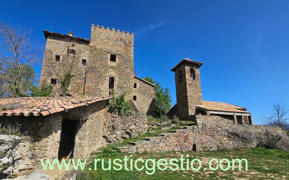 Finca rústica amb Castell i diverses masies a Les Llosses (Ripollès)