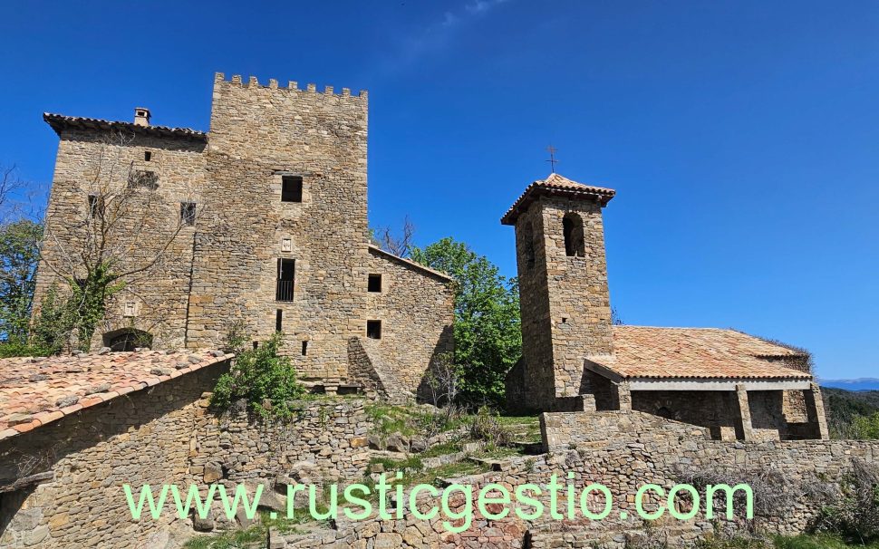 Finca rústica amb Castell i diverses masies a Les Llosses (Ripollès)