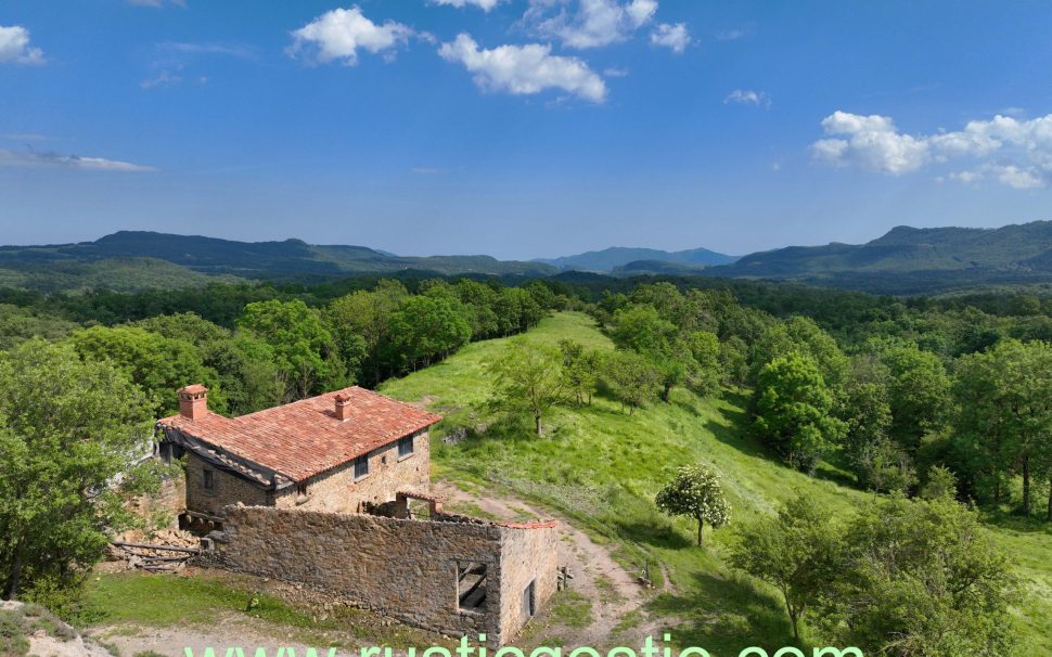 Finca rústica amb masia a Rupit (Osona)