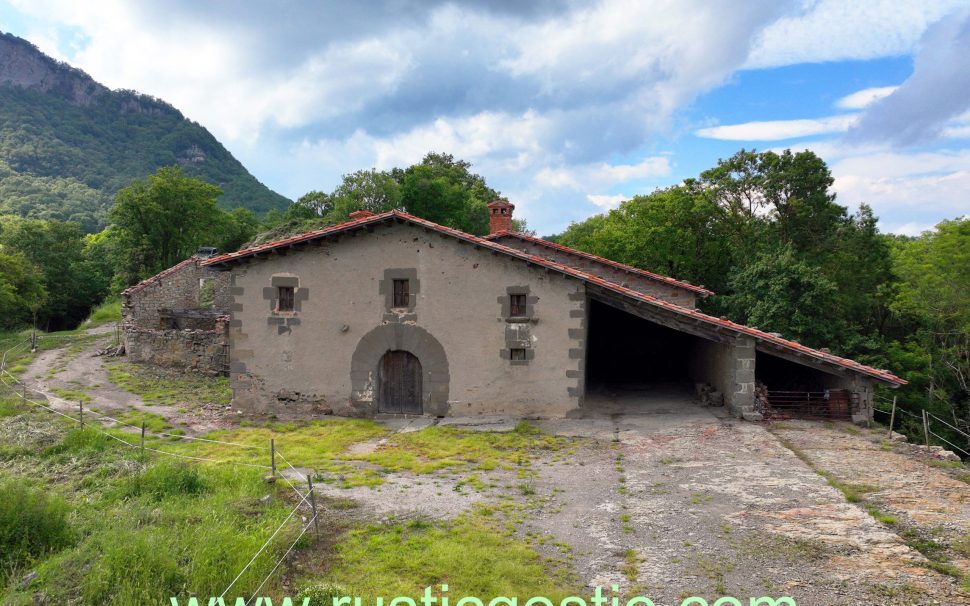 Finca rústica amb masia a Rupit (Osona)