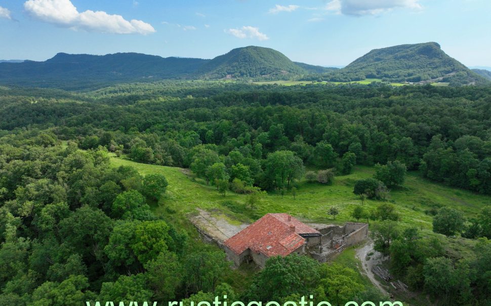 Finca rústica amb masia a Rupit (Osona)