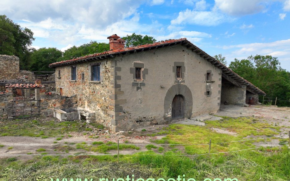 Finca rústica amb masia a Rupit (Osona)