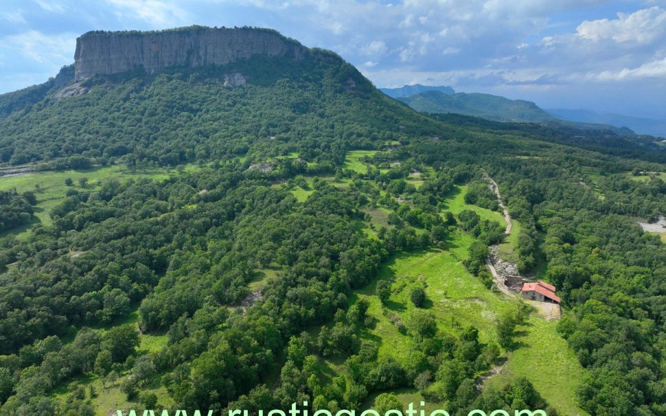 Finca rústica amb masia a Rupit (Osona)