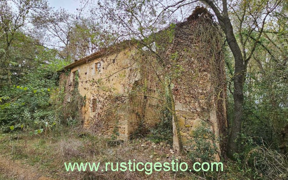 Finca rústica amb masia en runes a Cornellà de Terri (Pla de l’Estany)