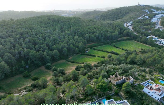 Finca rústica con masía en ruinas en Sitges (Barcelona)