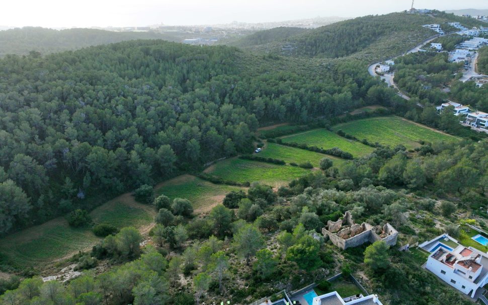 Finca rústica con masía en ruinas en Sitges (Barcelona)