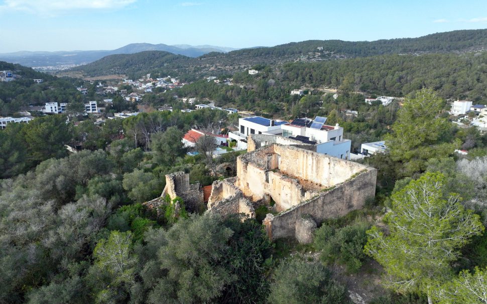 Finca rústica con masía en ruinas en Sitges (Barcelona)