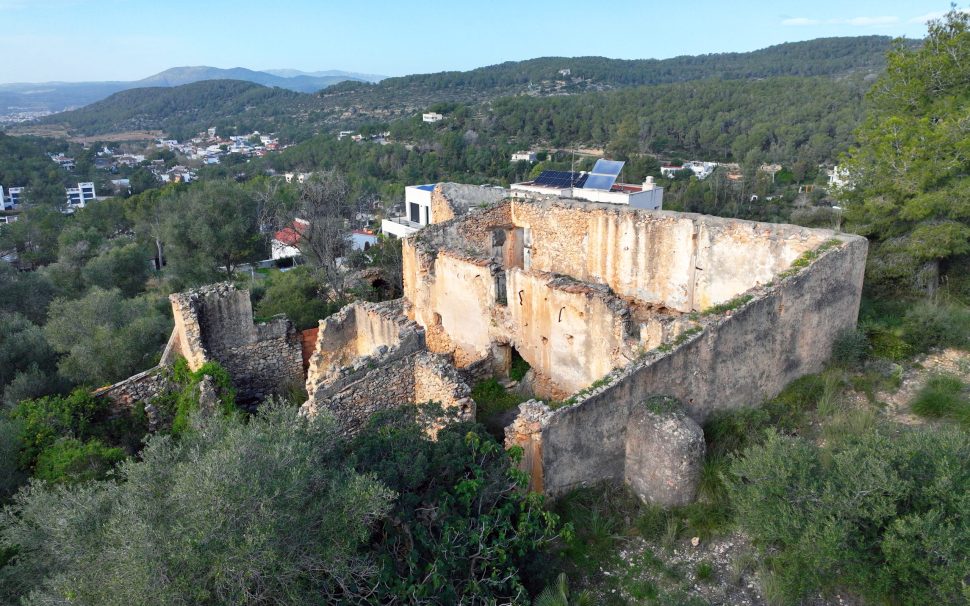 Finca rústica con masía en ruinas en Sitges (Barcelona)