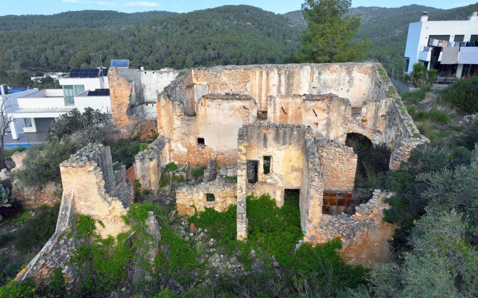 Finca rústica con masía en ruinas en Sitges (Barcelona)