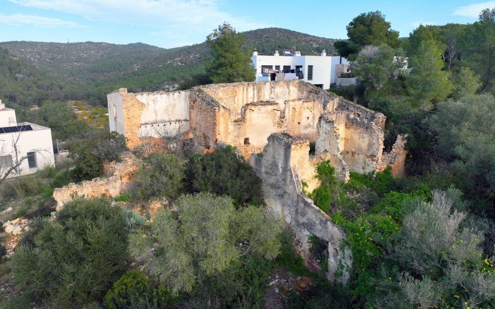 Finca rústica con masía en ruinas en Sitges (Barcelona)