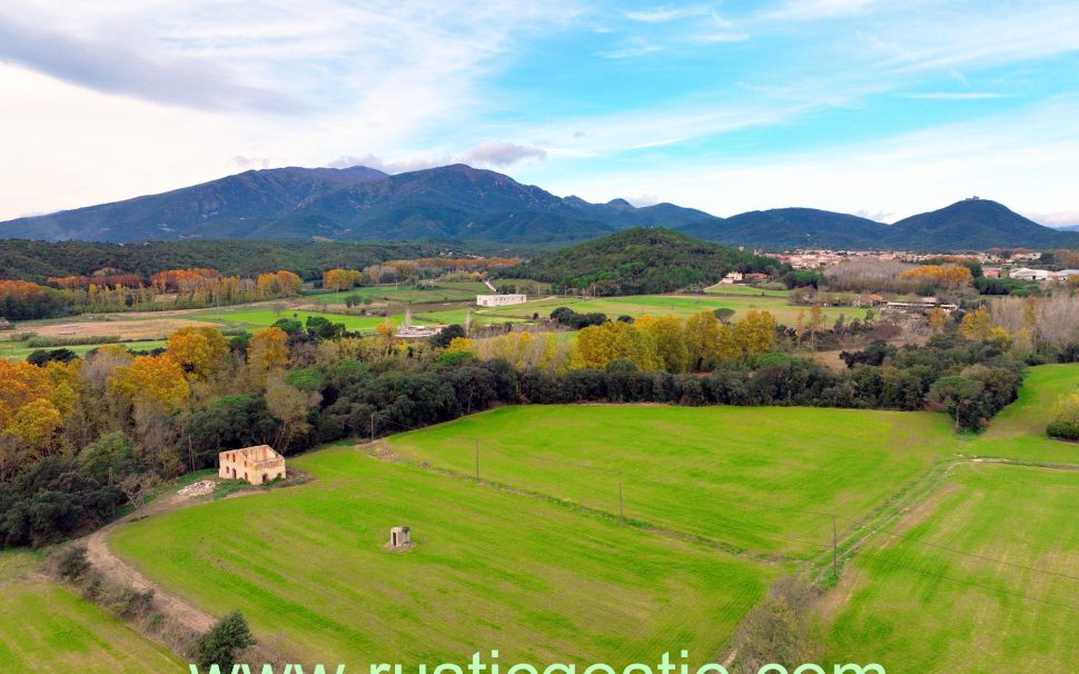 Finca rústica con masía en ruinas en Breda (Barcelona)