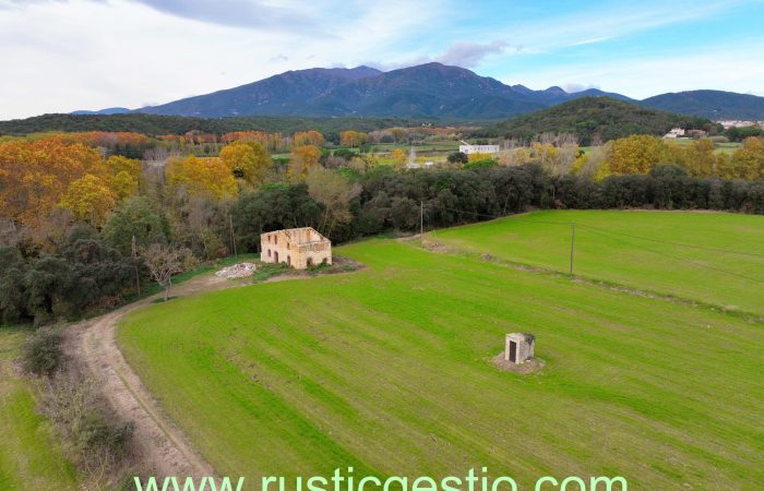 Finca rústica con masía en ruinas en Breda (Barcelona)