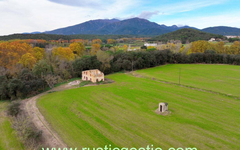 Finca rústica con masía en ruinas en Breda (Barcelona)