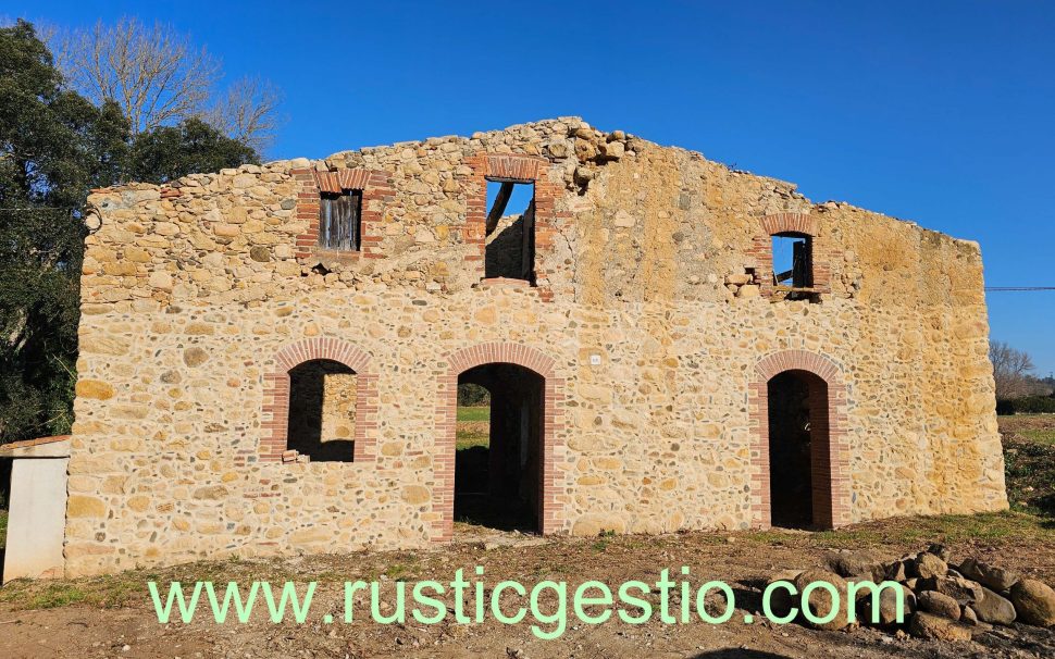 Finca rústica con masía en ruinas en Breda (Barcelona)