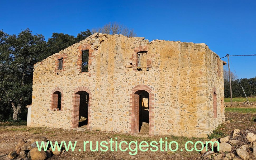 Finca rústica con masía en ruinas en Breda (Barcelona)