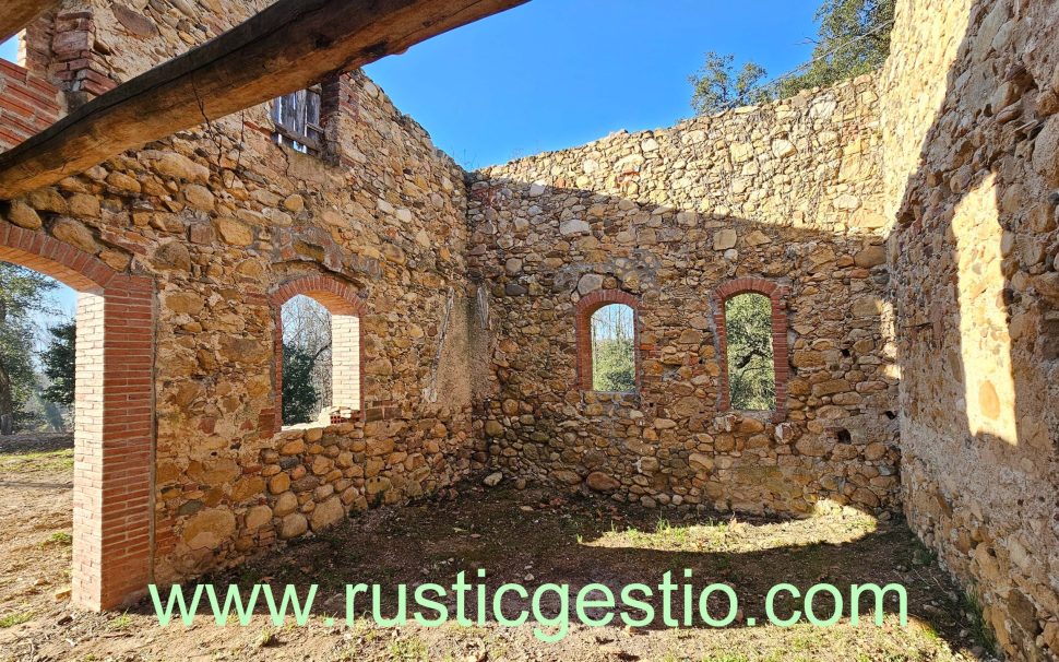 Finca rústica con masía en ruinas en Breda (Barcelona)