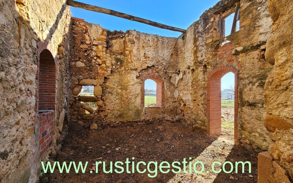 Finca rústica con masía en ruinas en Breda (Barcelona)