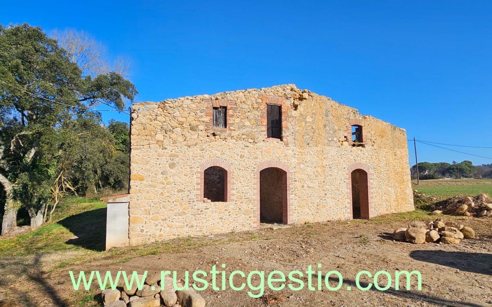 Finca rústica con masía en ruinas en Breda (Barcelona)